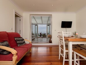 Open plan living space | 7 The Priory, Shanklin