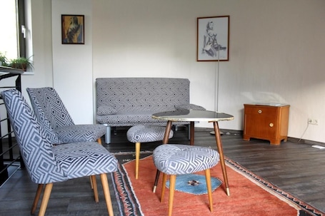 Wohnzimmer im Nostalgiestil mit Schlafcouch