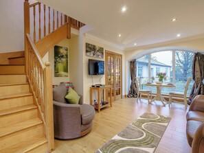 Light and airy living room | Little Arches, Lochwinnoch, near Glasgow
