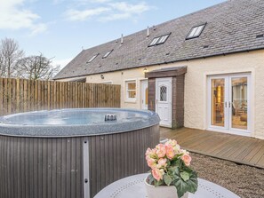 Private hot tub | Little Arches, Lochwinnoch, near Glasgow
