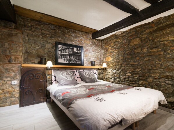 La chambre avec lit King Size L'entrée séjour du gîte Pinot Noir à Ribeauvillé 