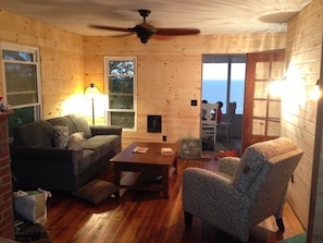 Cozy living room, ideal for relaxing. Couch becomes Queen bed.