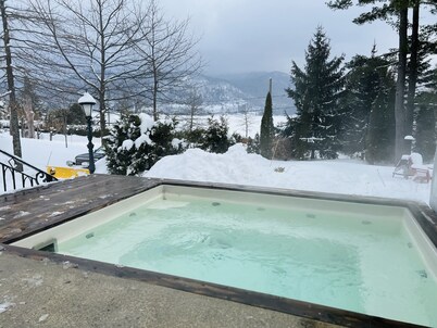 Eastern Townships waterfront with in-ground salt spa, sauna, kayaks, paddle boards and wifi