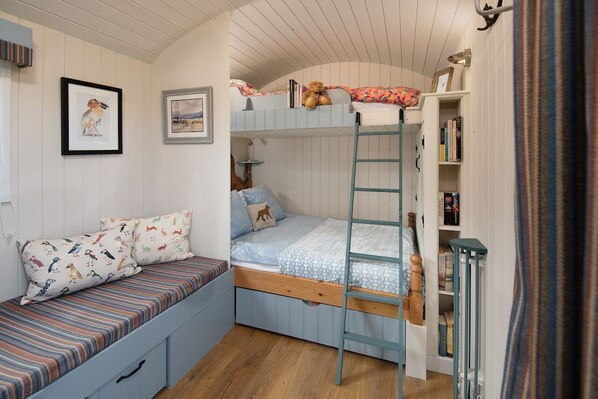 Cow Parsley - bedroom area with king size bed and bunk above