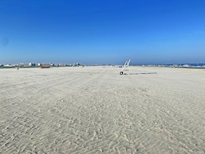 Beach view with Lifeguard stand. Safe & child-friendly in the Crest!