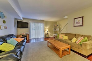 Living Room | Free WiFi | Smart TV | Sleeper Sofa