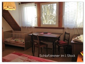 Sehr ruhig schlafen: im Zimmer (1.Stock) mit breitem Bett; opt. Kinderbett