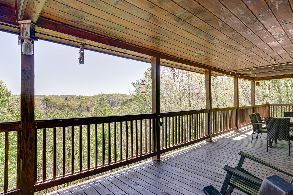 Beautiful dog-friendly, mountainside cabin w/ private hot tub, and pool table