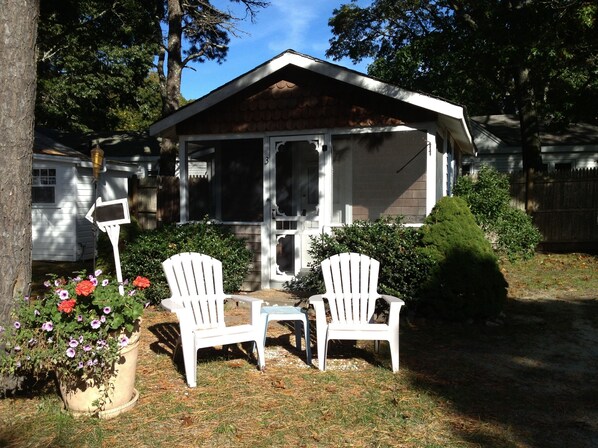   Queen bed, porch, bathroom, kitchenette, ac, café table+chairs.
