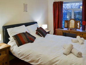 Relaxing en-suite double bedroom | Dove Cottage - Railway Cottages, Acklington, near Amble