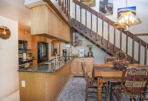 Open and spacious kitchen, expandable kitchen table with leaves.