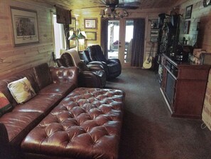 💿Rich Leather Comfort in the living area "Man Cave" for "Me" or "family" time