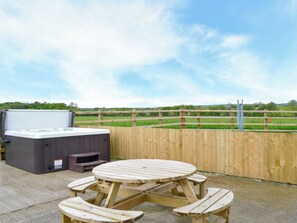 Relaxing hot tub | Rhosydd Cottage, Llandyfrydog, near Amlwch
