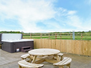 Relaxing hot tub | Rhosydd Cottage, Llandyfrydog, near Amlwch