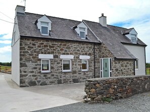Spacious detached holiday home | Rhosydd Cottage, Llandyfrydog, near Amlwch