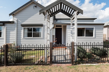 Stylish 3 bedroom house, minutes from Hunter Valley wineries.