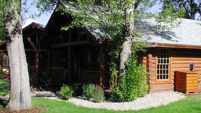 Yellowstone – Cozy Log Cabin in Madison River Valley with Shared Outdoor Pool