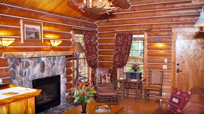 Yellowstone – Cozy Log Cabin in Madison River Valley with Shared Outdoor Pool