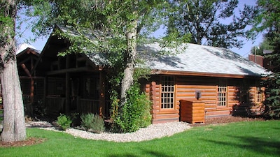 Yellowstone – Cozy Log Cabin in Madison River Valley with Shared Outdoor Pool