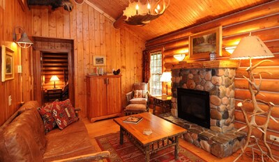 Yellowstone – Cozy Log Cabin in Madison River Valley with Shared Outdoor Pool