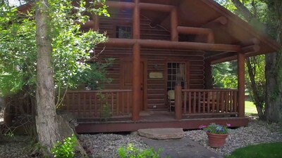 Madison – Cozy Log Cabin in the Madison River Valley w/ Shared Outdoor Pool