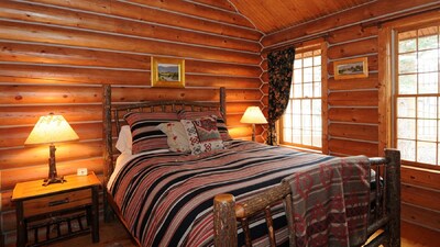 Madison – Cozy Log Cabin in the Madison River Valley w/ Shared Outdoor Pool