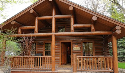 Madison – Cozy Log Cabin in the Madison River Valley w/ Shared Outdoor Pool