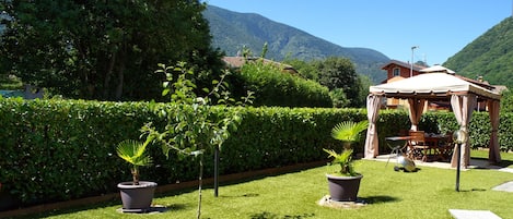 Ca. 150 m² großer Sonnengarten mit Pavillon und Barbecue 