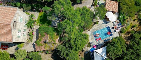 Maison et piscine vue d'un drone