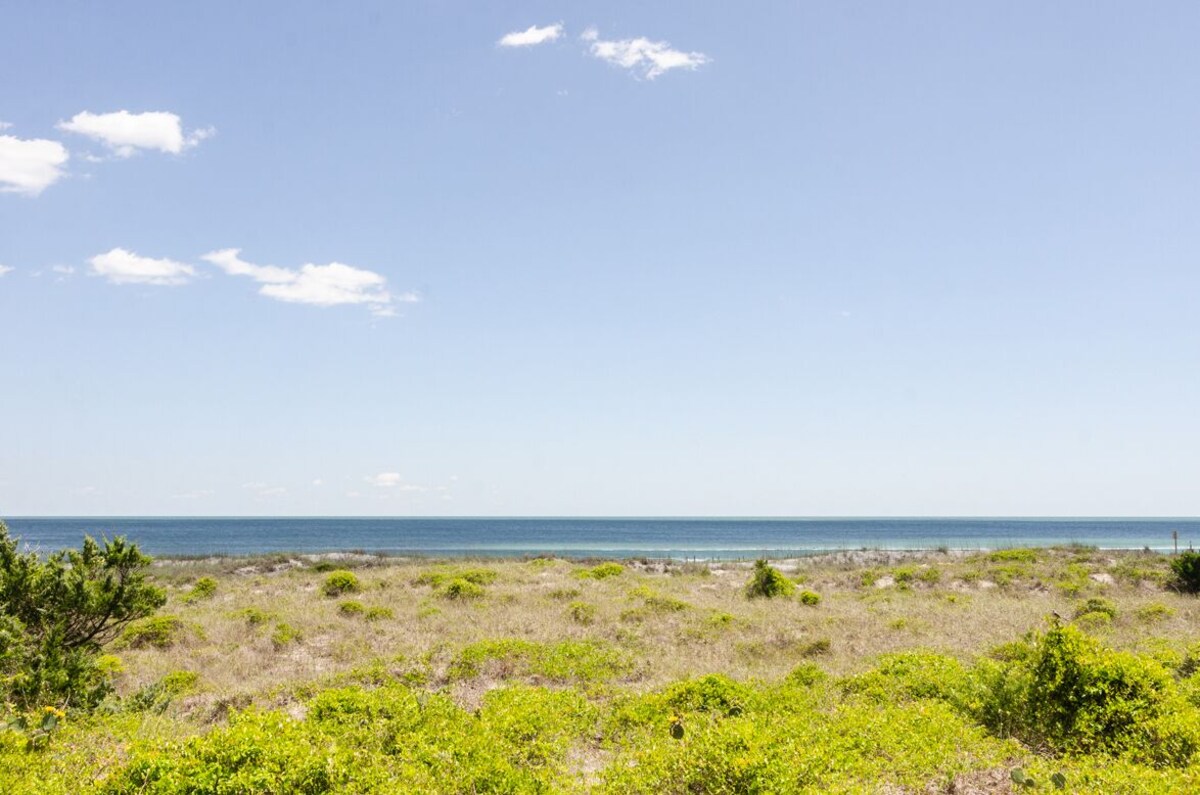 Upgraded Oceanfront 3BR Condo in WrightsvilleDunes