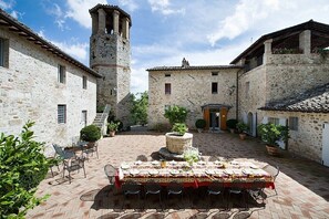 The Pieve San Quirico castle (7 bedrooms luxurious main house)