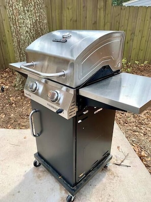 Charbroil propane BBQ grill with propane provided!