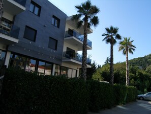 Vista frontal de la propiedad