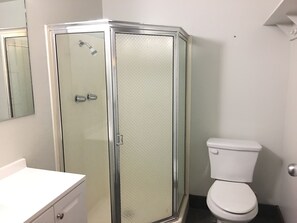 Bathroom 3 : this bathroom located at poolside , don’t inside the house, Sorry !