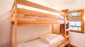 Drift to sleep in the cozy Bunk bed in the sleeping alcove.