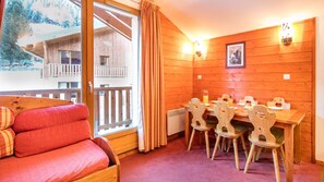 Sit back and relax in the cozy and bright living area after a day on the pistes.