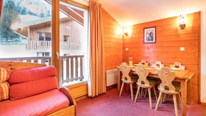 Sit back and relax in the cozy and bright living area after a day on the pistes.