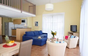 Come and stay in our bright and cozy house on the golf course!