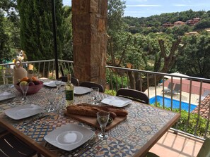 Überdachte Terrasse mit Blick auf die "Muntanyes de Begur".