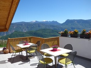 Terrasse mit Blick auf den Rosengarten