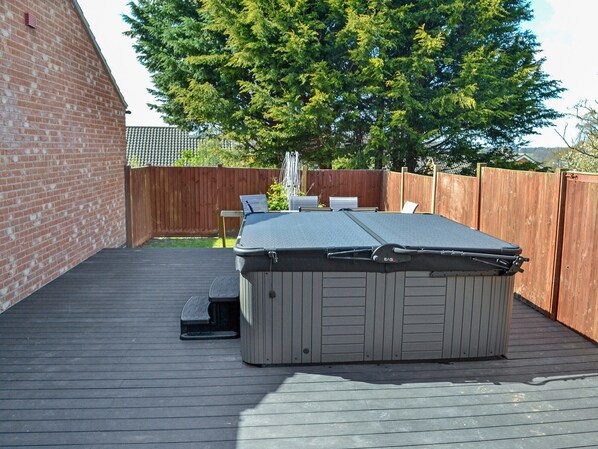 Relaxing hot tub | The Farmhouse, Cromer