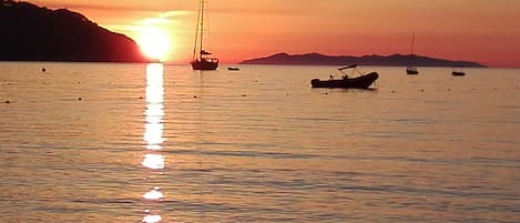 Tramonto sulla spiaggia di Procchio