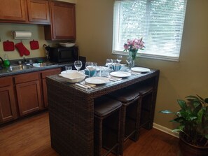 Full kitchen with high top seating for 6