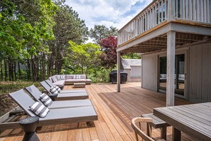 Lounge, sun or dine on the lower deck or relax in the treetops