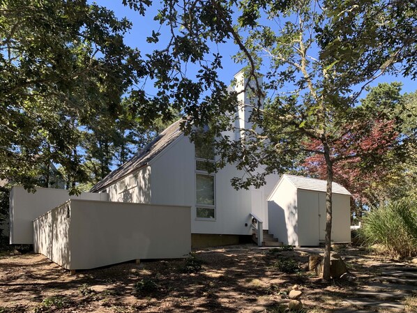 Restored architecturally significant cottage with privacy