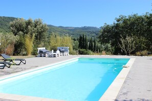 La piscine 10x4m avec vue sur les Dentelles de Montmirail