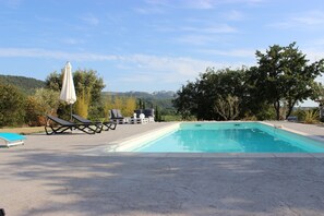 Piscine avec 6 transats et 3 parasols