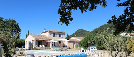 La vue du fond du jardin
