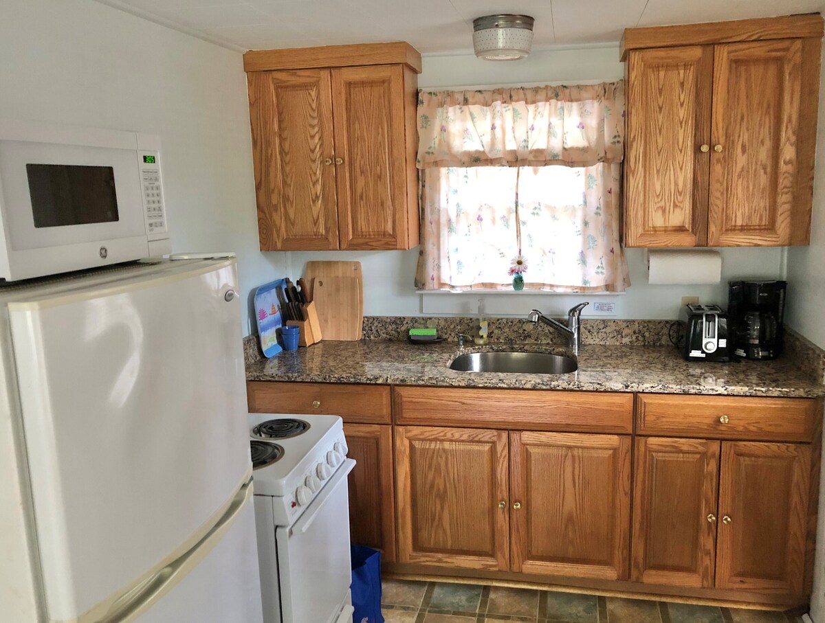 Cute Cottage Retreat 1/2 Mile to Weeset Point Beach