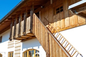Ferienwohnung am Waldrand für 4 Personen mit Balkon, 50 m²-Aufgang Fewo